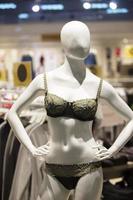 kvinna mannekäng i underkläder. affär underkläder. foto