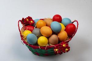 korg med sugrör och ägg dekorerad för de firande av kristen påsk foto
