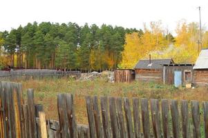 gammal trä- övergiven hus i de landsbygden foto