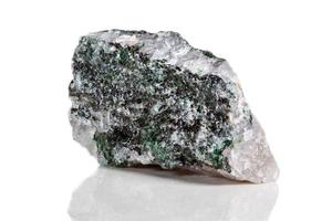 makro mineral sten fuchsite på en vit bakgrund foto
