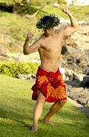 utgör av en hawaiian hula dansare den där är verkligen manlig. foto
