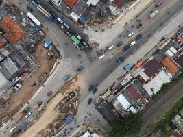 bekasi, Indonesien 2021 - trafikstockning på de förorenade gatorna i bekasi med flest motorfordon och trafikstockningar foto