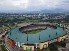 bogor, indonesia 2021 - Flygfoto över den största stadion pakansari stadion från drönare med moln och solnedgång foto