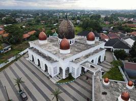 depok, indonesien 2021- nurul mustofa centrum moské panorama, utsikt över största moskén i depok foto