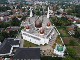 depok, indonesien 2021- nurul mustofa centrum moské panorama, utsikt över största moskén i depok foto