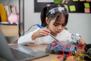 Asien studenter lära sig på Hem i kodning robot bilar och elektronisk styrelse kablar i stam, ånga, foto