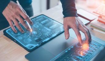 artificiell intelligens digital omvandling förändra förvaltning, internet av saker. ny teknologi och företag strategi, man arbetssätt på läsplatta dator bärbar dator, programmerare design och utveckling. foto