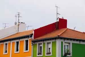 antenn-tv på taket av ett hus foto