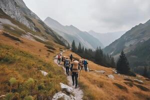 grupp av turist vandring i berg. resenärer med ryggsäckar i berg. utomhus- aktiviteter. skapas med generativ ai foto