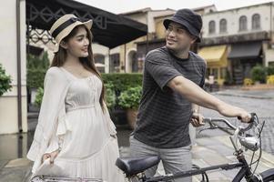 Lycklig ung asiatisk par resa på gammal stad Italien stil, smekmånad par efter äktenskap, turné begrepp foto