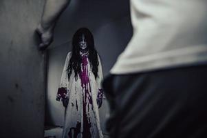 halloween festival koncept, asiatisk kvinna smink spöke ansikte, brud zombie karaktär, skräck film tapet eller affisch foto