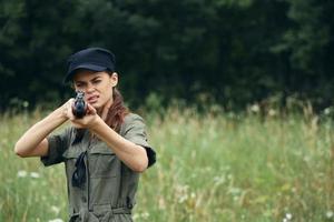 militär kvinna siktar framåt- med en vapen livsstil svart keps foto