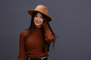 Söt kvinna i hatt roligt brun Tröja Framställ tillfällig ha på sig studio modell foto
