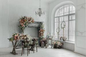 eleganta ljus interiör av de levande rum, dekorerad för påsk. öppen spis med blommor. det finns Nej ett i de rum. foto