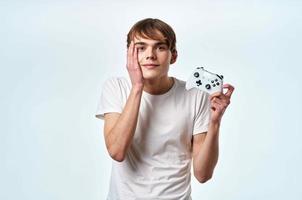 kille i en vit t-shirt joystick händer spelar underhållning foto