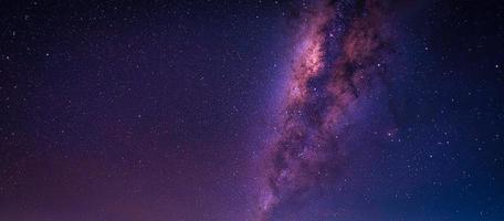landskap med mjölkig sätt galax. natt himmel med stjärnor foto