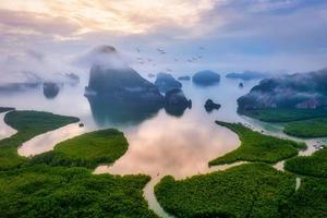 antenn se av phang nga bukt i samed nang chee synpunkt på soluppgång, phang nga, thailand foto