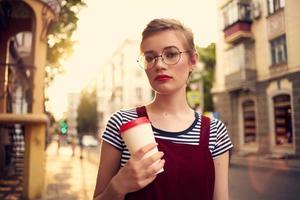 kvinna utomhus promenad semester sommar kopp av kaffe foto