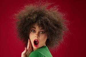 Söt ung kvinna med lockigt hår grimas Framställ känsla Färg bakgrund oförändrad foto