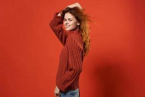 rödhårig kvinna i röd Tröja mode studio Framställ foto