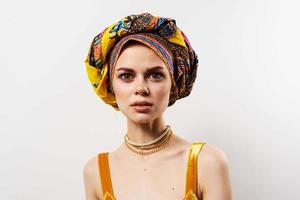glad kvinna dekoration flerfärgad turban etnicitet mode studio foto