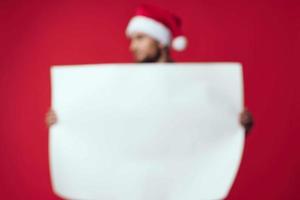 stilig man i en jul vit attrapp affisch isolerat bakgrund foto