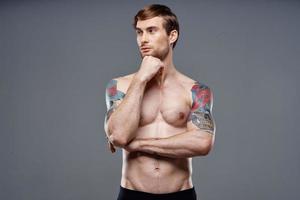 tatuerade man full torso kroppsbyggare kondition idrottare naken foto