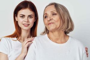 mamma och dotter i vit t-tröjor vänskap tillsammans kommunikation foto