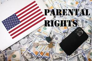 föräldrar rättigheter begrepp. USA flagga, dollar pengar med nycklar, bärbar dator och telefon bakgrund. foto