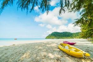 kajakbåt på den vackra tropiska stranden foto