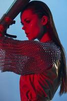 Foto Söt kvinna glamour Framställ röd ljus metall rustning på hand oförändrad