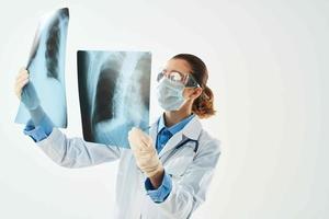 röntgen läkare bär en medicinsk mask röntgenstrålar undersökning i en sjukhus foto