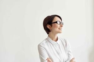 kvinna i vit skjorta med glasögon kontor verkställande studio livsstil foto