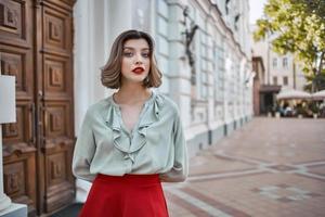 söt blond promenader i de parkera färsk luft foto