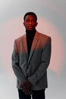 afrikansk amerikan i grå jacka mode modern stil foto