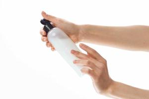lotion i kvinna händer fuktgivande och hud vård hälsa foto