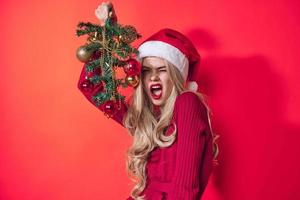 Söt blond klädd som santa Semester jul träd livsstil foto