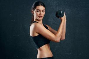 sporter kvinna smal figur träna mörk bakgrund foto