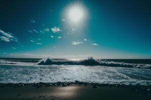 landskap av en vågig hav under de solljus och en blå. illustration ai generativ foto
