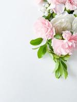 rosa blommig. blandad rosa blommor gräns på vit foto