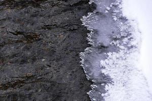 smältande is på flod. vår är kommande. foto
