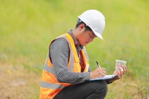 miljö- ingenjörer arbete på vatten källa till kolla upp för föroreningar i vatten källor och analyserar vatten testa resultat för återanvända.världen miljö dag begrepp. foto