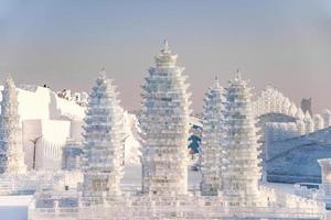 harbin internationell is och snö skulptur festival är ett årlig vinter- festival i harbin, Kina. den är de värld största is och snö festival. foto