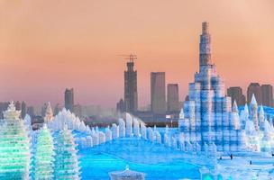 harbin internationell is och snö skulptur festival är ett årlig vinter- festival i harbin, Kina. den är de värld största is och snö festival. foto