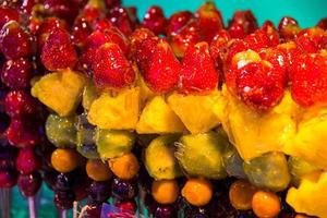 tang hulu eller kinesisk täckt med socker frukt pinne. de mellanmål av Kina i de vinter. foto