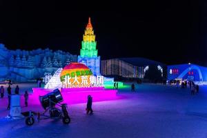 harbin, Kina - jan 2, 2019-harbin internationell is och snö skulptur festival är ett årlig vinter- festival den där tar plats i harbin. den är de värld största is och snö festival. foto