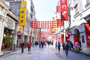 Guangzhou, Kina - apr 02-shopping i shangxia jiu fotgängare handla gata på april 02, 2017 i Guangzhou, shangxia jiu fotgängare handla gata är de huvud handla gata i guangzhou. foto