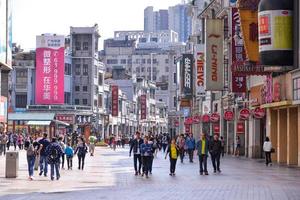 Guangzhou, Kina - apr 02-shopping i shangxia jiu fotgängare handla gata på april 02, 2017 i Guangzhou, shangxia jiu fotgängare handla gata är de huvud handla gata i guangzhou. foto