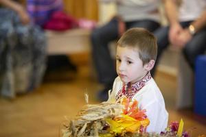 barn i etnisk slavic kostym. en pojke i ett broderad skjorta. foto