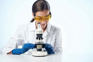 kvinna läkare laboratorium forskning mikroskop vetenskap foto